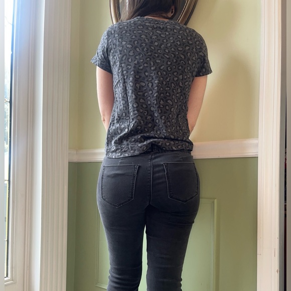 Old Navy gray & black leopard V neck shirt - Picture 6 of 6